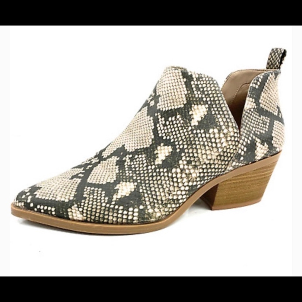 NWOT Universal Thread size 7 snakeskin booties UT
